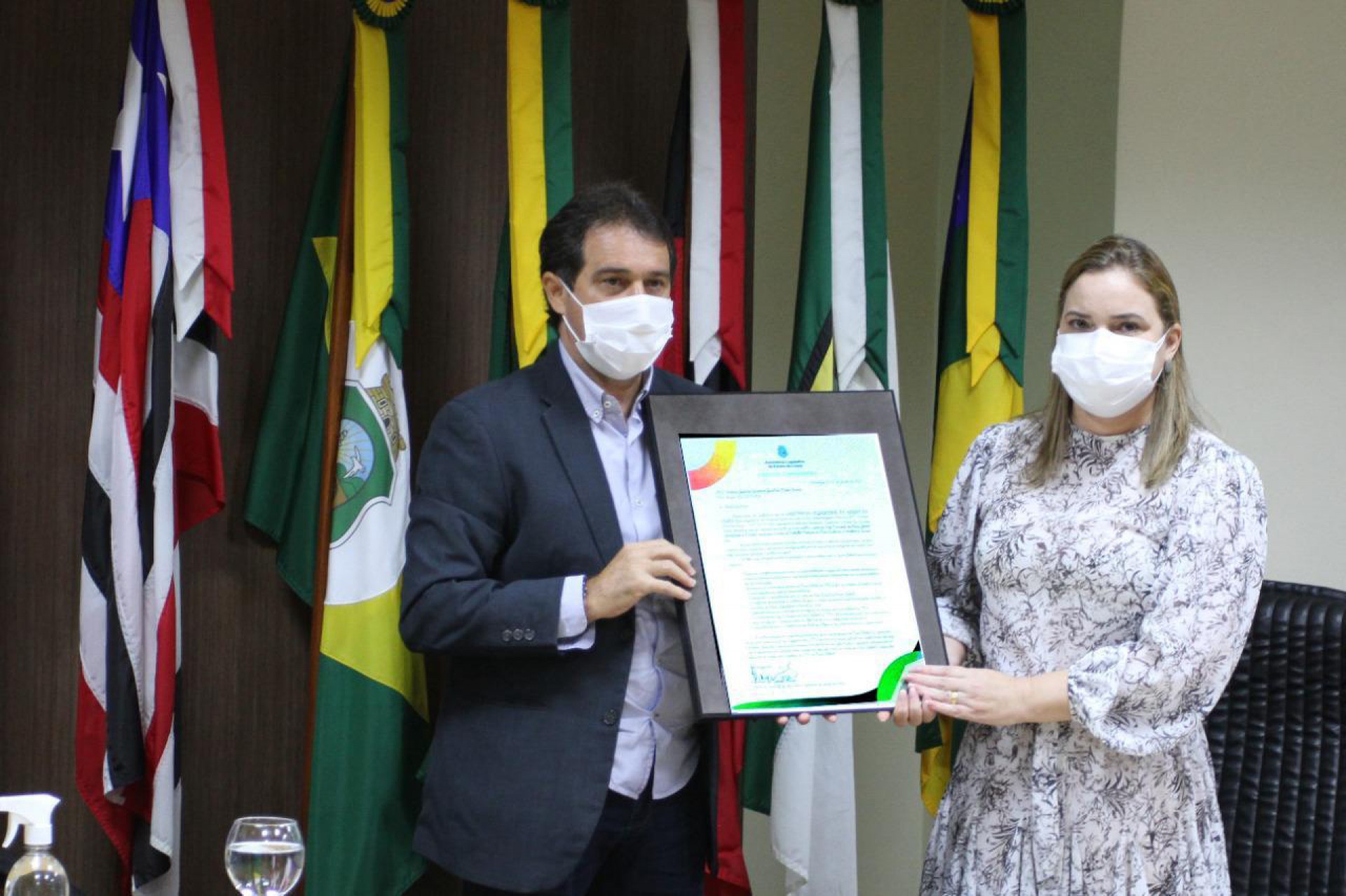 Cristiane Leit&atilde;o na foto com o presidente da AL, Evandro Leit&atilde;o