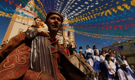 A tradicional festa do Pau da Bandeira de Santo Antônio de Barbalha movimenta as ruas da cidade com apresentações artísticas, quermesses, cortejos e missas, além do famoso hasteamento do mastro 