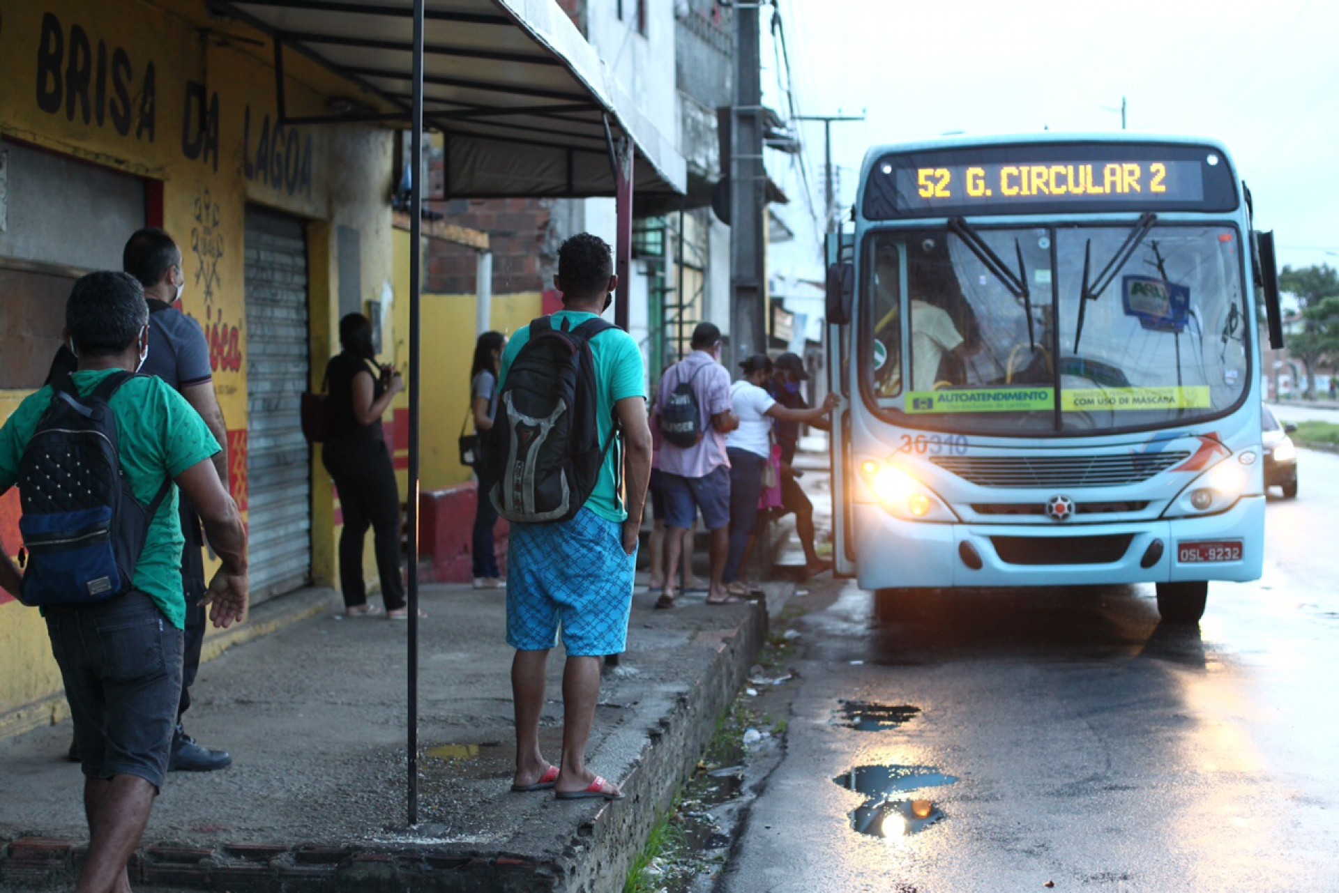 ALGUNS pontos de ônibus estavam com pouco movimento na manhã de ontem (Foto: FABIO LIMA)