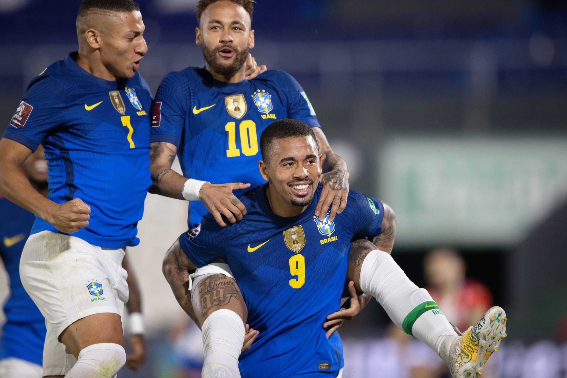 ￼ Neymar, Richarlison e Gabriel Jesus comemoram gol (Foto: Lucas Figueiredo/CBF)