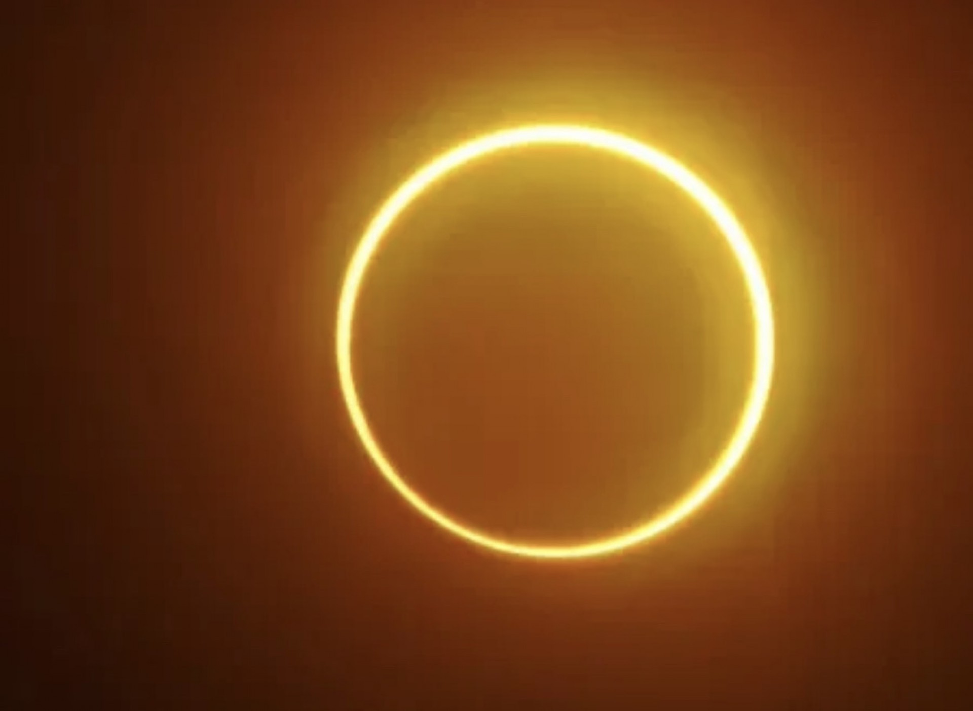 Eclipse solar anular é caracterizado por formação de um "anel de fogo" no céu (Foto: FERDINANDH CABRERA/AFP)