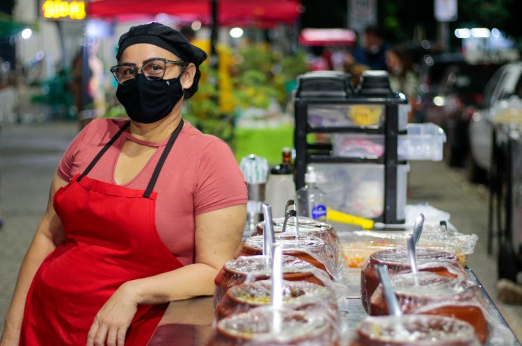 Linda Nepomuceno faz pratinhos e vende na Praça da Cidade 2000 há 10 anos (BARBARA MOIRA/ O POVO)