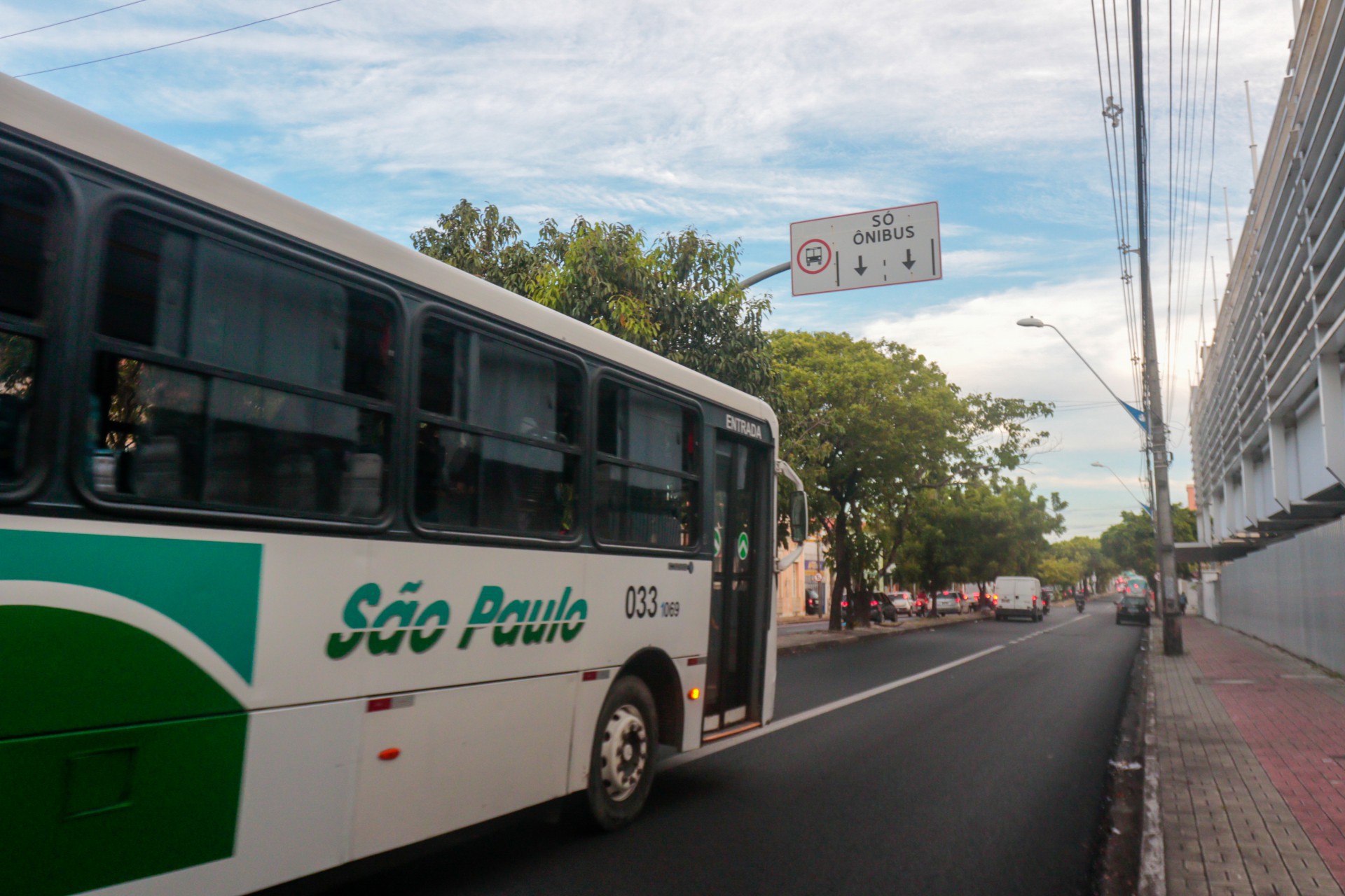 FORTALEZA, CE, 09-06-2021: Foto destacam transito, onibus circulando nas faixas e a ciclofaixa com ciclistas. Centro, Fortaleza.(BARBARA MOIRA/ O POVO) (Foto: BARBARA MOIRA)