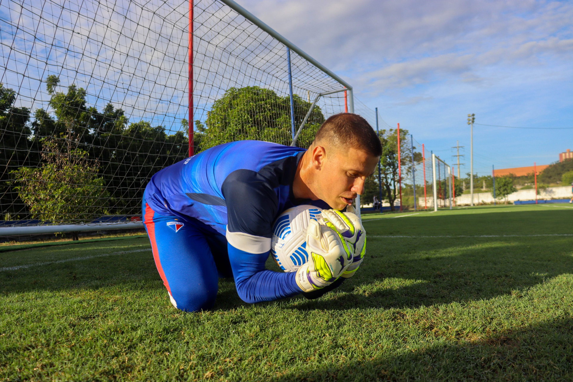 Goleiro Marcelo Boeck com a bola em treino do Fortaleza no CT Ribamar Bezerra, em Maracanaú (Foto: Leonardo Moreira/Fortaleza EC)