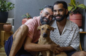 FORTALEZA, CE, BRASIL, 10.06.2021: V&A Especial Dia dos Namorados. Francis Wilker com o marido e a cachorrinha Lamparina (Thais Mesquita/OPOVO)