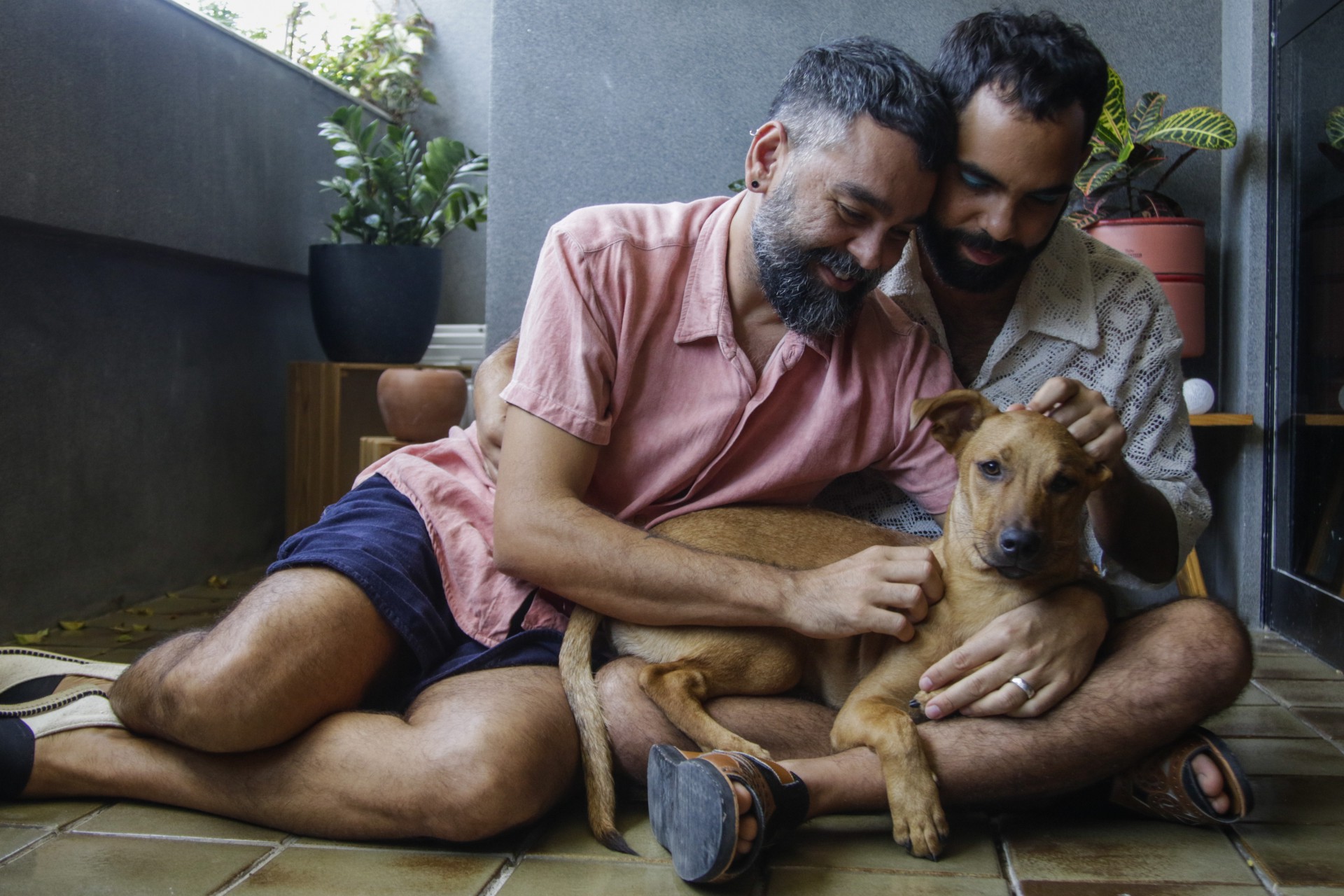 Francis Wilker com o marido e a cachorrinha Lamparina (Foto: Thais Mesquita)