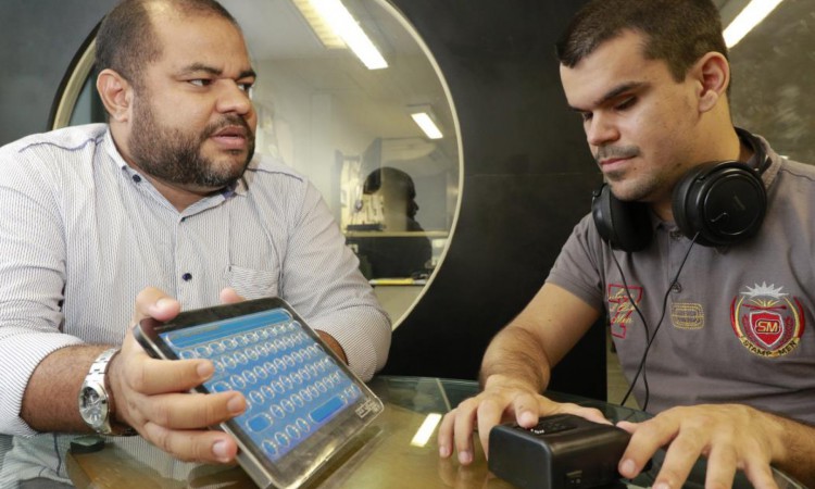 Heyde Leão e Carlos Viana, repórter do O POVO e deficiente visual, que testou a plataforma Biblioteca Acessível, em 2016 