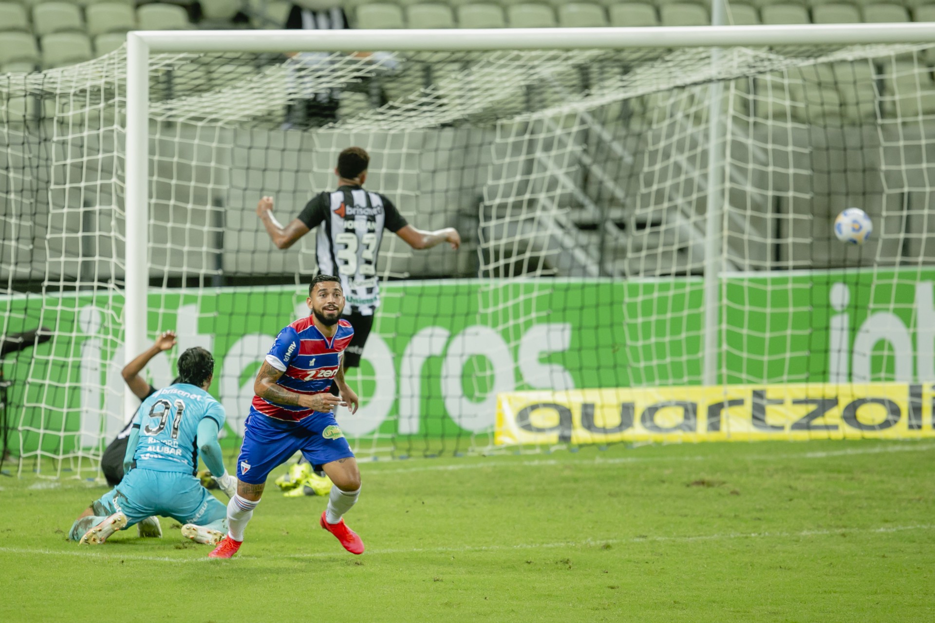 Felipe marcou um dos gols da vitória do Fortaleza sobre o Ceará na Copa do Brasil (Foto: Aurelio Alves)