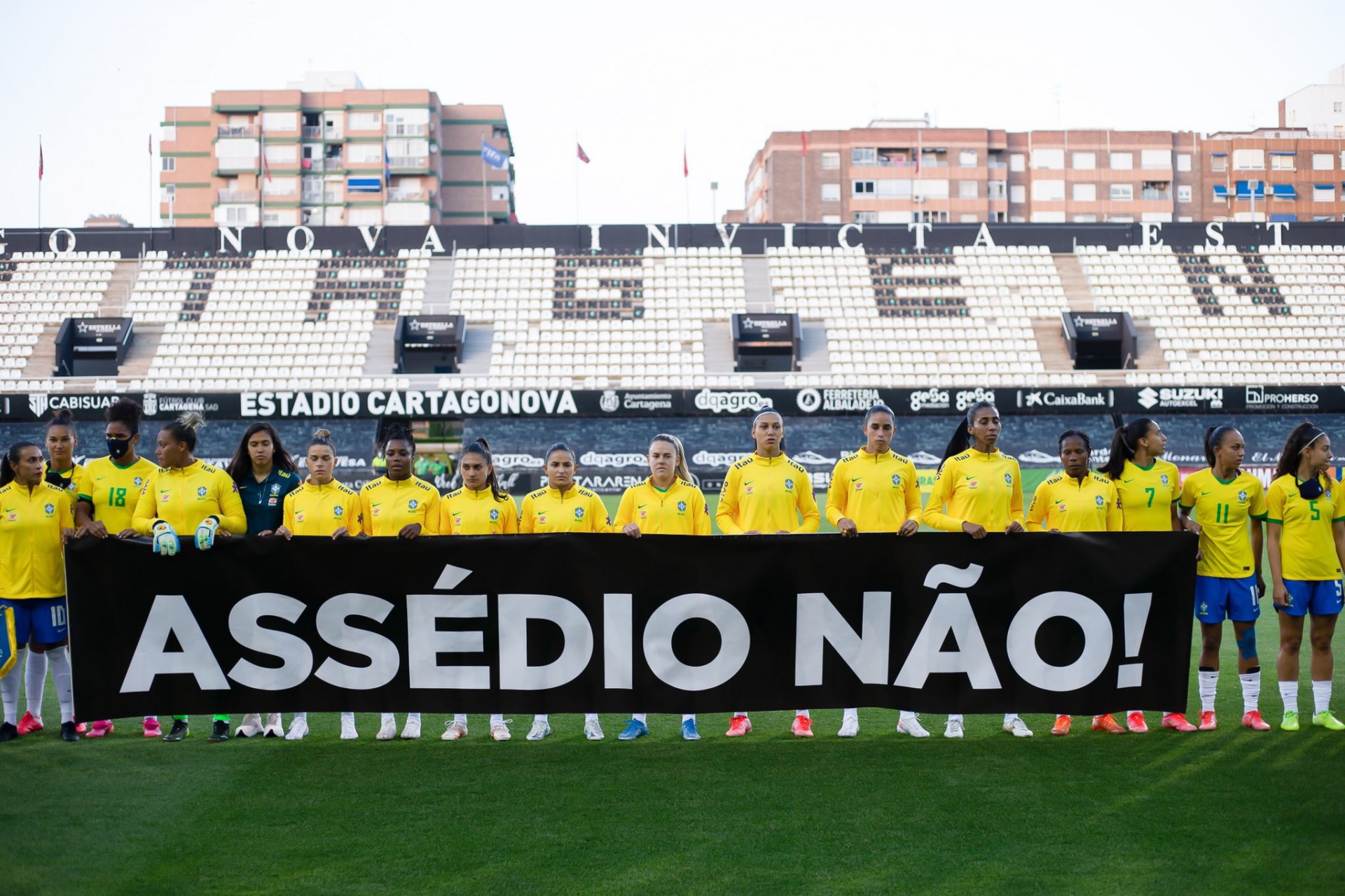 Jogadoras do Brasil entraram em campo com faixa contra assédio (Foto: Richard Callis/SPP/CBF)