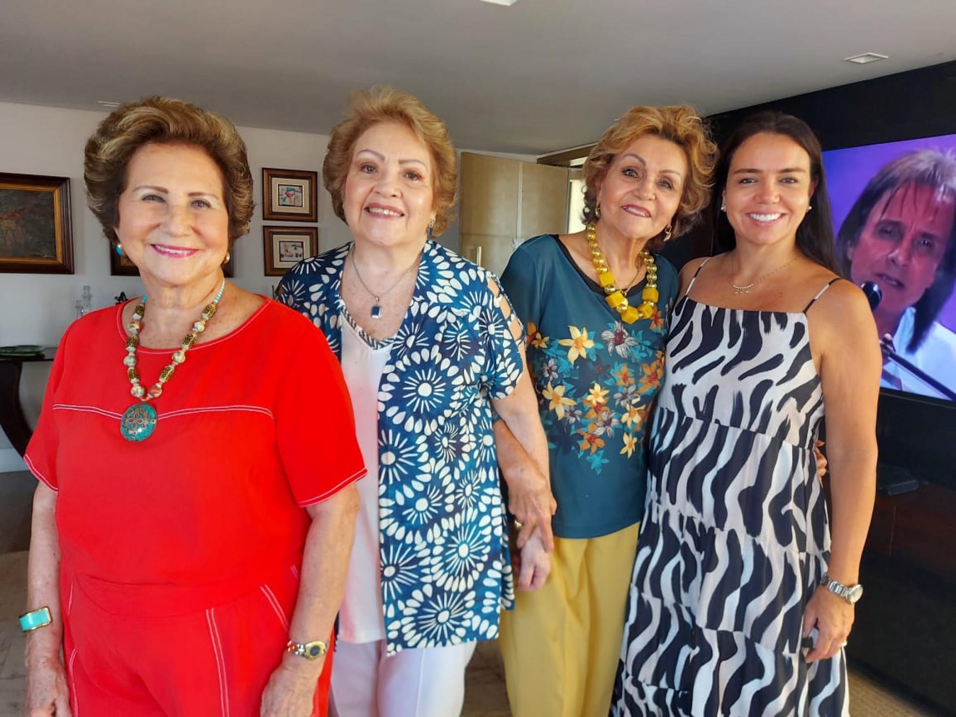 Eliane na companhia de L&uacute;cia Medeiros, Terezinha Rolim e a filha Daniele