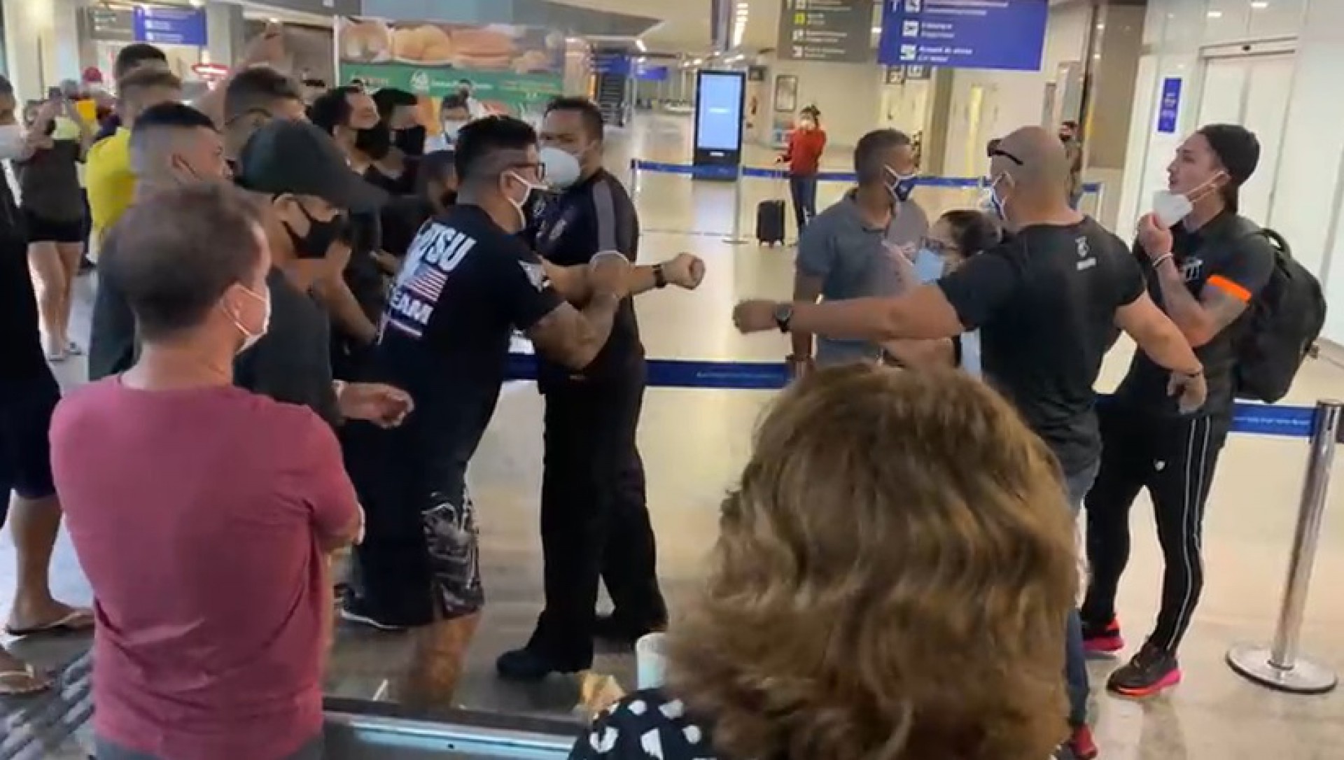Vina é pressionado por torcedores do Ceará no desembarque do aeroporto (Foto: Reprodução / Vídeo / Eliomar de Lima)