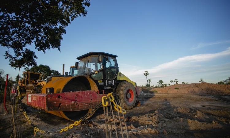 CAUCAIA, CE, BRASIL, 15-06.2021: máquinas utilizadas na exploração da área 