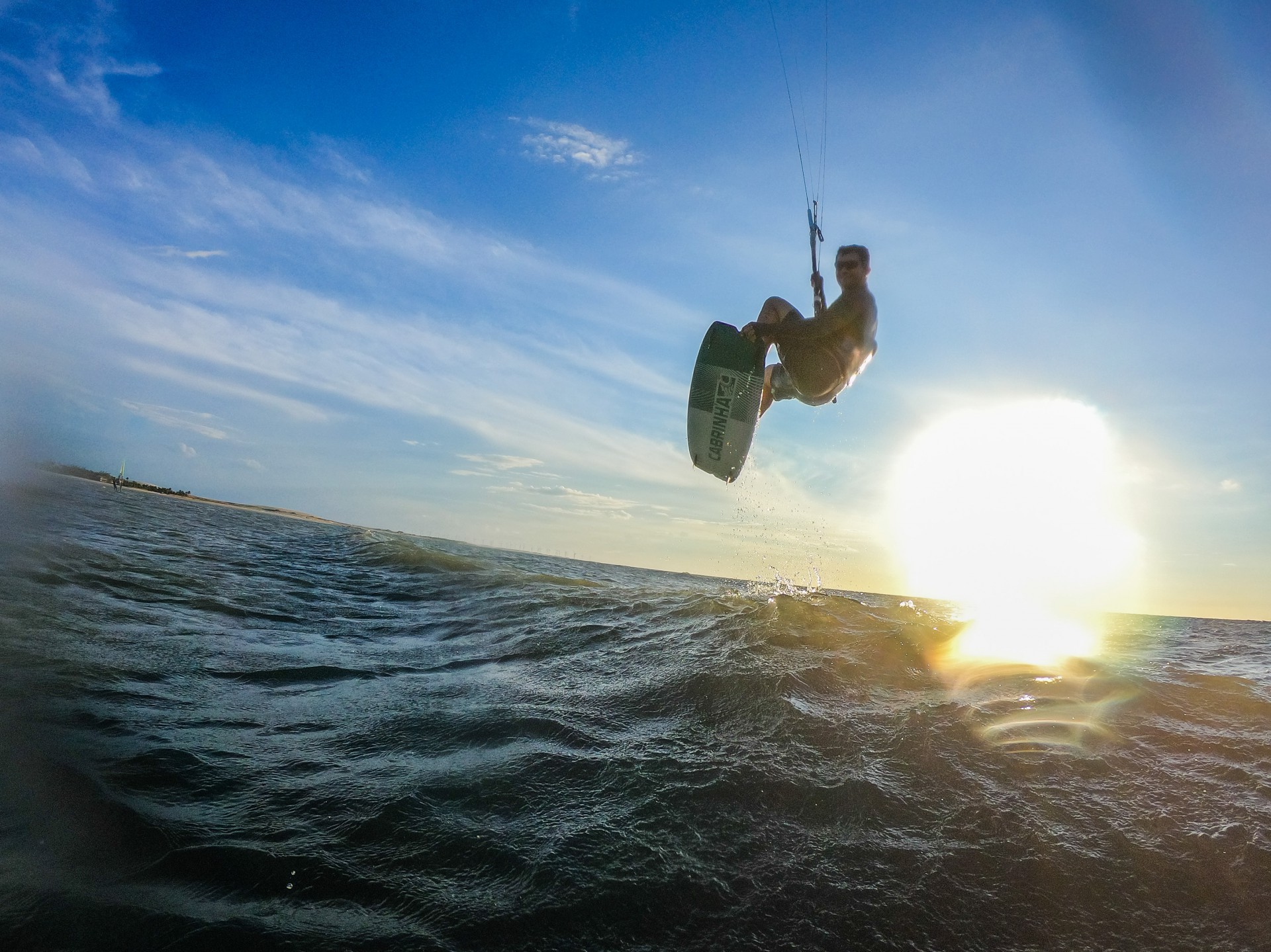 Kitesurfista aproveita os bons ventos da Praia do Maceió (Foto: JL Rosa)