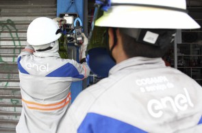 FORTALEZA,CE, BRASIL, 17.06.2021: Funcionários da Enel realizam manutenção em rede elétrica no bairro Meireles.  (Fotos: Fabio Lima/O POVO)