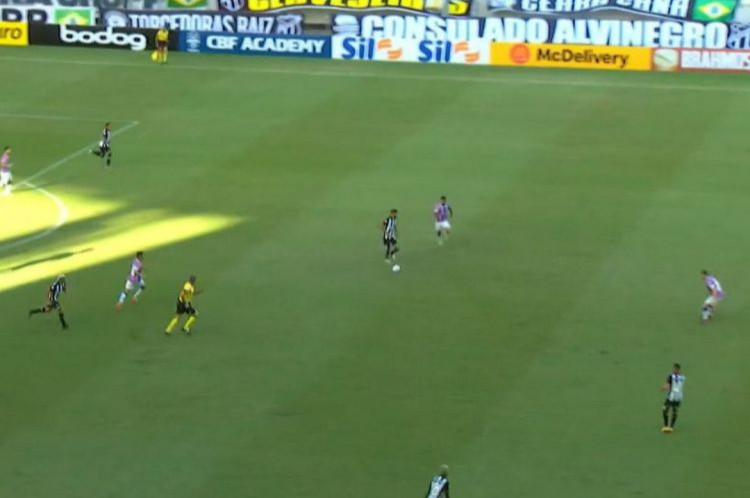 Jorginho recebe e j&aacute; aciona rapidamente Saulo Mineiro