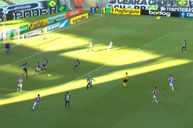 Messias rouba a bola no campo defensivo e inicia jogada de contra-ataque contra o Bahia