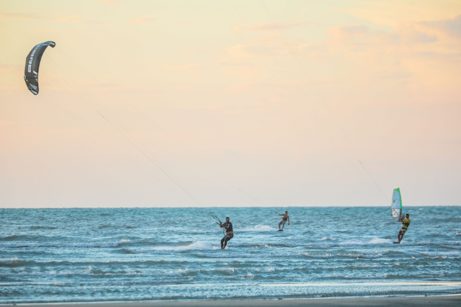 Kitesurfe é um dos principais esportes náuticos da Praia de Maceió, na região de Camocim (Foto: JL Rosa)