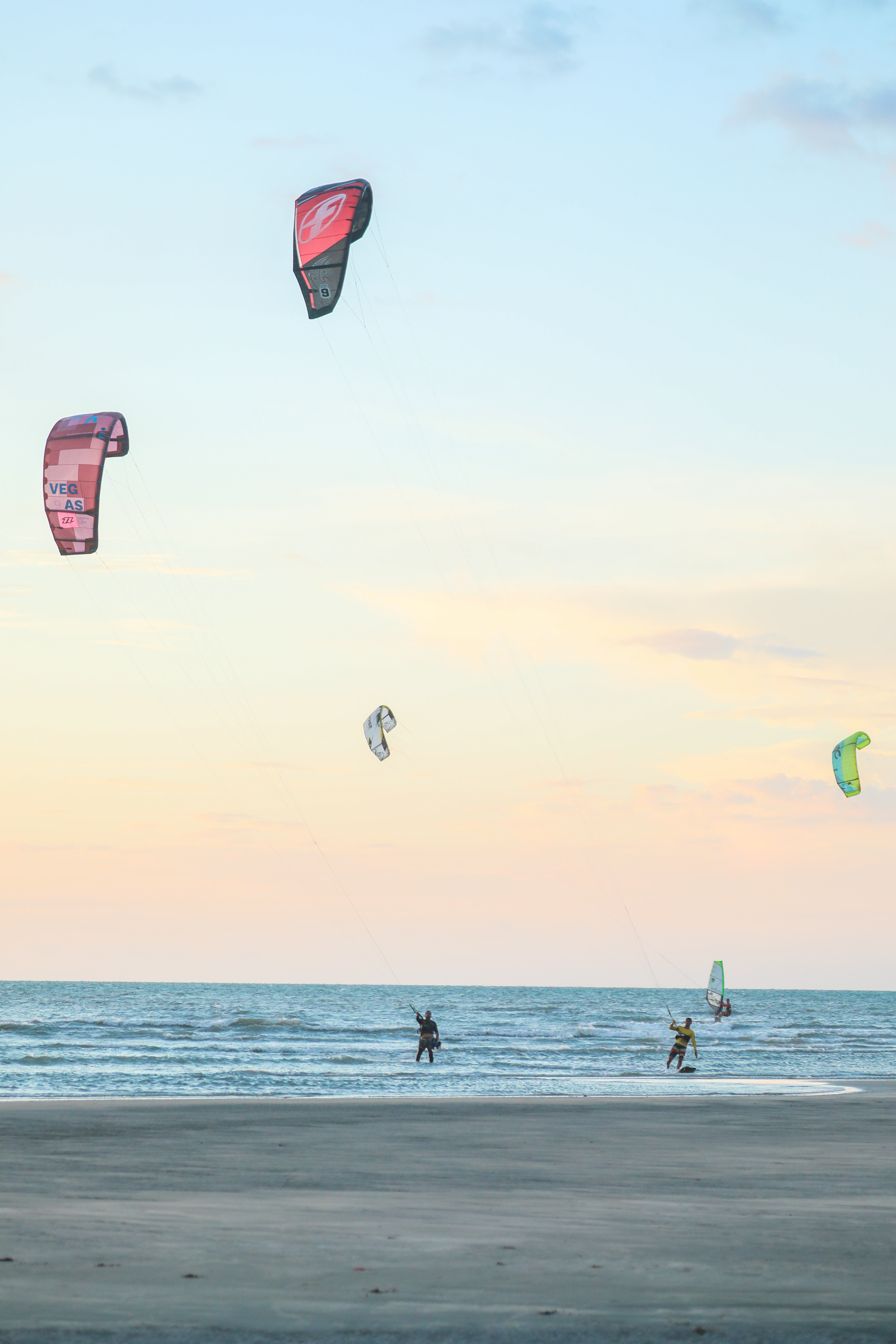 Turistas praticam kitesurfe na Praia de Maceió, em Camocim (Foto: JL Rosa)