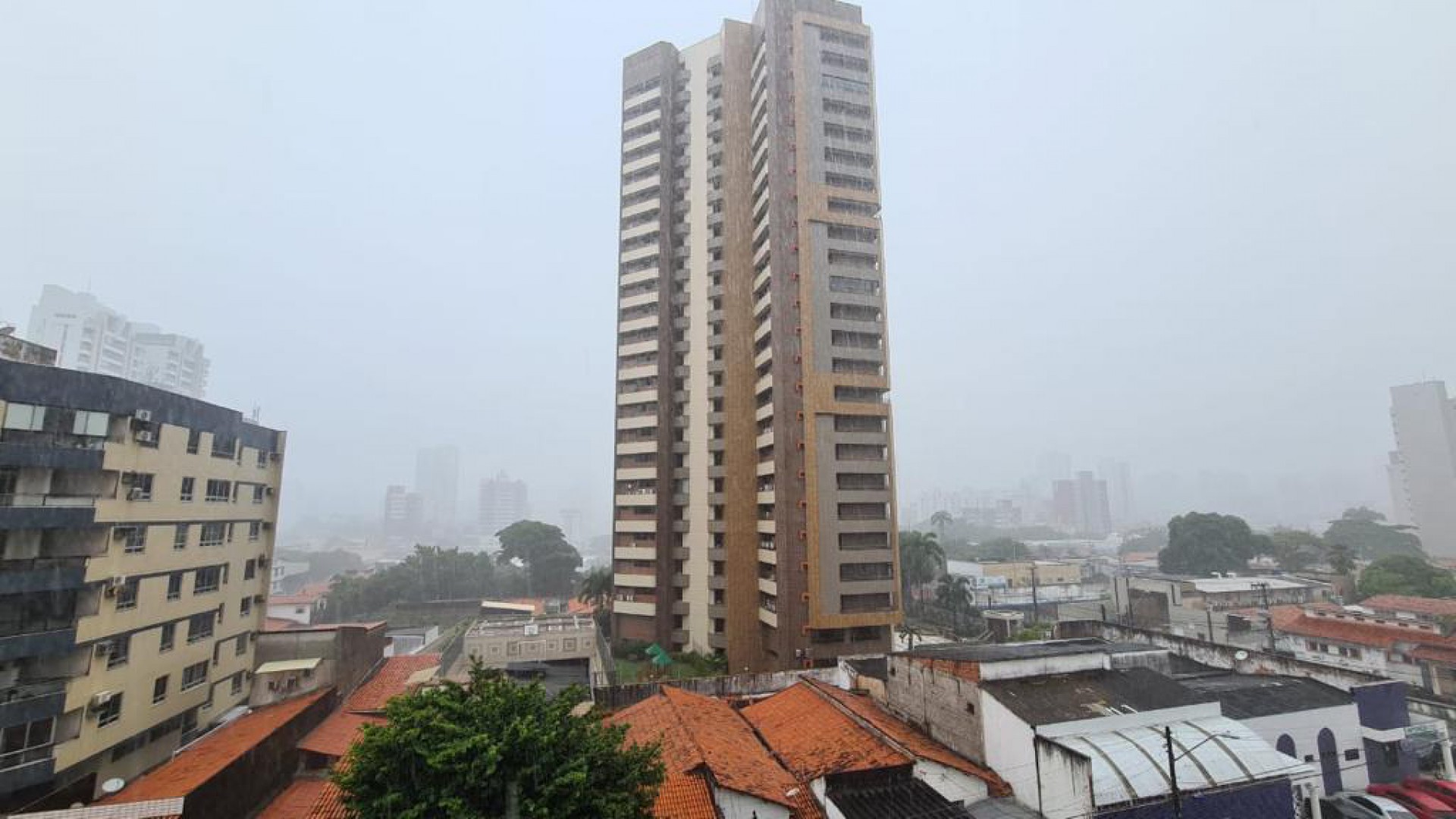 Chuva em Fortaleza, na manhã de sexta-feira, 18.