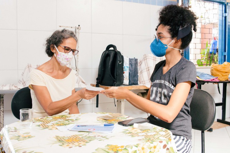 Pessoas atendidas pelo mutirão também recebem máscaras faciais modelo pff2