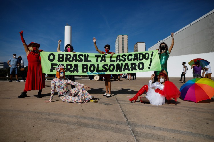 Members of opposition parties and social movements participate in a protest against Brazilian President Jair Bolsonaro's handling of the COVID-19 pandemic in Brasilia, on June 19, 2021. - Far-right President Jair Bolsonaro has been facing criticism for his management of the pandemic, including initially refusing offers of vaccines, as epidemiologists warn Brazil may now be on the brink of a third wave of Covid-19. (Photo by Sergio Lima / AFP)       Caption