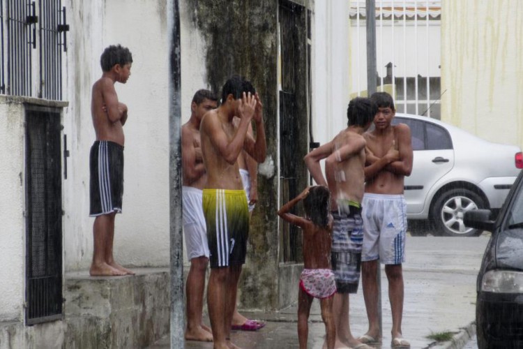 Crian&ccedil;as tomam banho de chuva em rua do bairro Jos&eacute; Bonif&aacute;cio. O banho de bica faz parte da cultura cearense