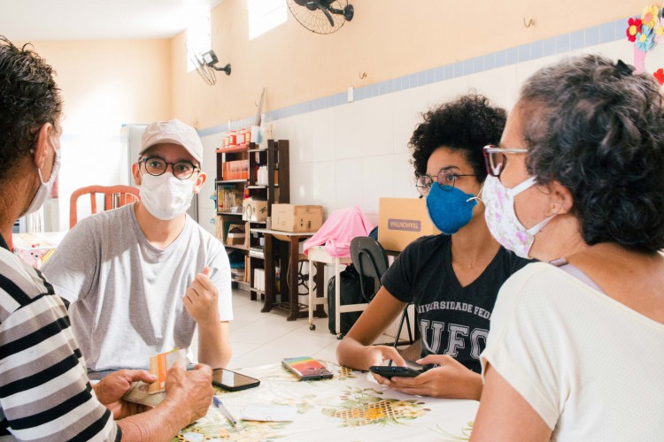 "Cadastra Eu" visa inserir no sistema de vacinação as pessoas que não têm acesso à internet ou com pouco domínio de tecnologias 