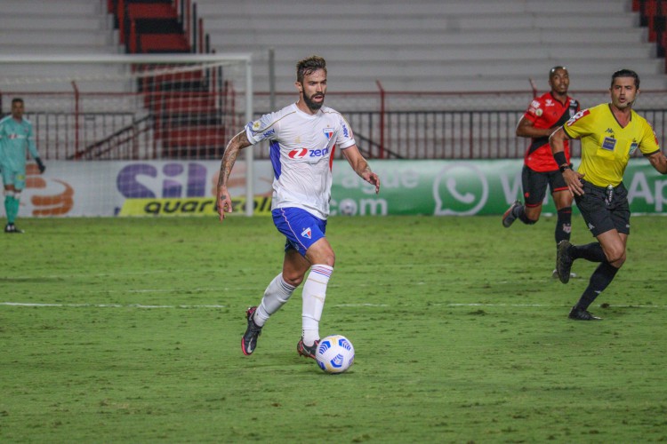 Meia Matheus Vargas com a bola no jogo Atlético-GO x Fortaleza, no estádio Antônio Accioly, pela Série A