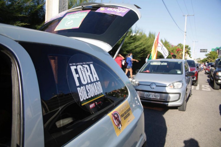Populares formaram uma fila de carros.