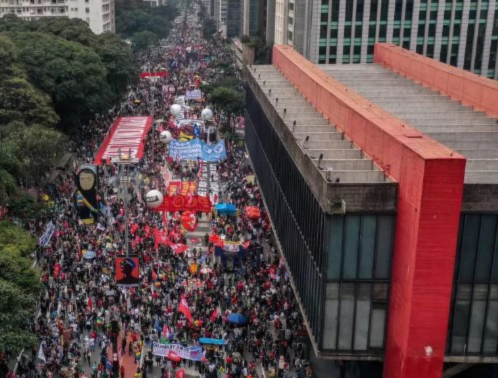 Cerca de 100 mil pessoas ocuparam a Avenida Paulista, segundo os organizadores (Foto: REPRODUÇÃO)
