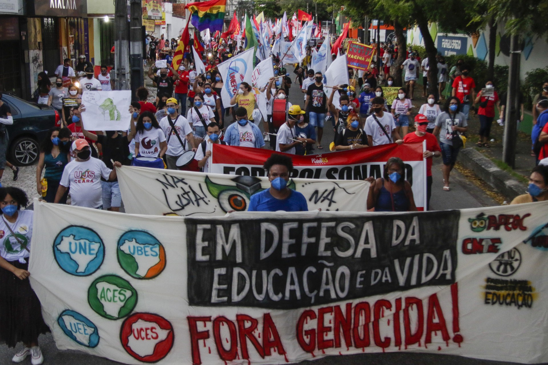 Passeata, em Fortaleza, se concentrou na Praça da Gentilândia e as pessoas saíram pelas ruas do bairro Benfica (Foto: Thais Mesquita)