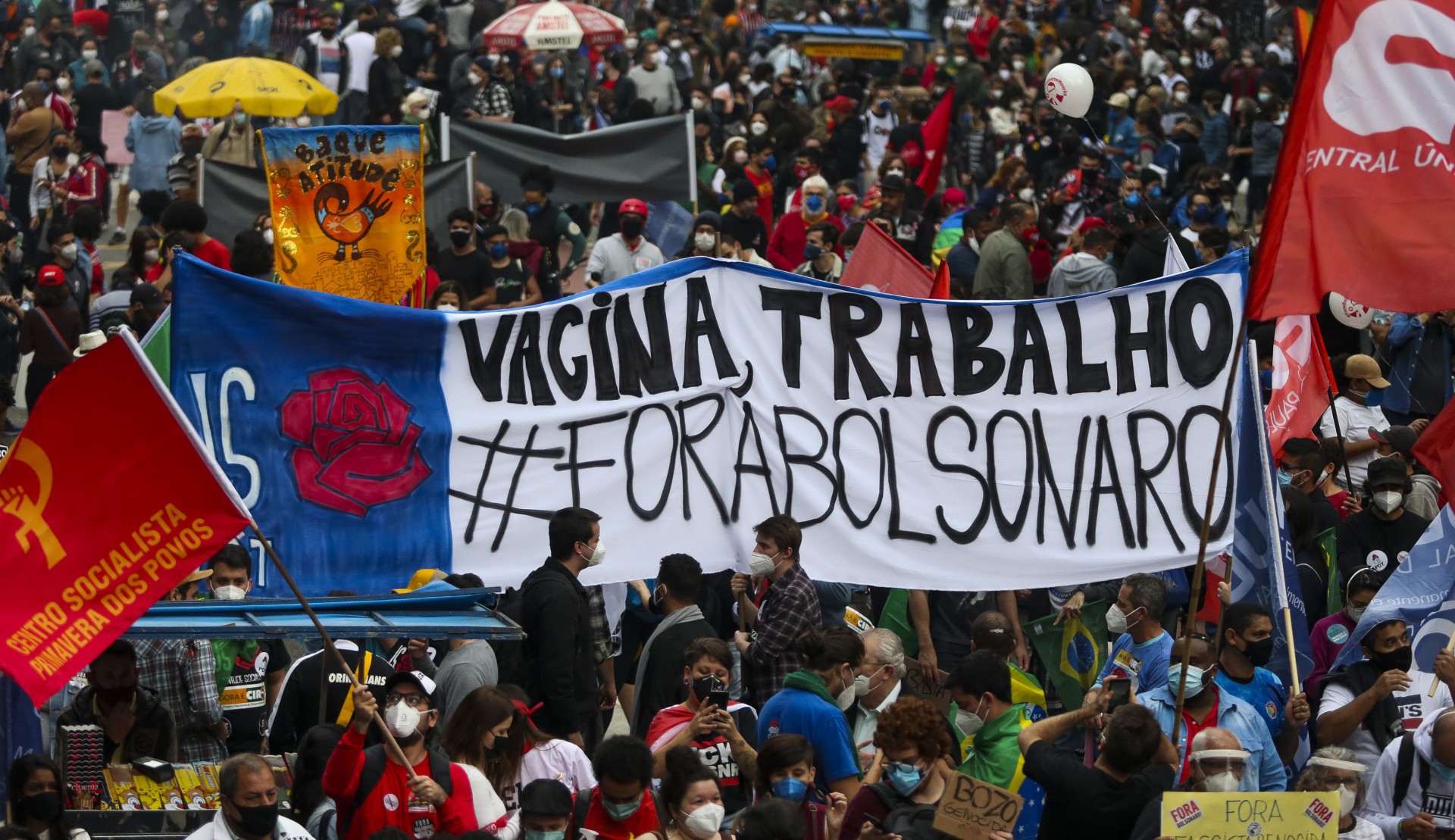 Members of opposition parties and social movements participate in a protest against Brazilian President Jair Bolsonaro's handling of the Covid-19 pandemic in Sao Paulo, Brazil on June 19, 2021. - Far-right President Jair Bolsonaro has been facing criticism for his management of the pandemic, including initially refusing offers of vaccines, as epidemiologists warn Brazil may now be on the brink of a third wave of Covid-19. (Photo by Paulo Pinto / AFP)
      Caption (Foto: AFP)