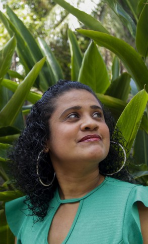 Raquel Silva Siqueira planeja escrever um livro que sirva de alerta para outras mulheres(Foto: Thais Mesquita)