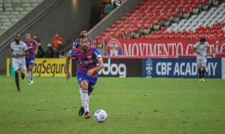 Meia Matheus Vargas com a bola no jogo Fortaleza x Sport, na Arena Castelão, pela Série A 