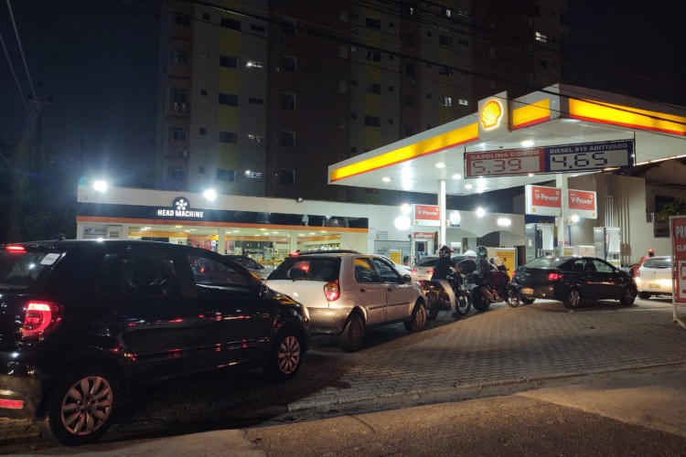 Posto de combustível entre as ruas Torres Câmara e Dr José Lourenço tem fila para abastecer