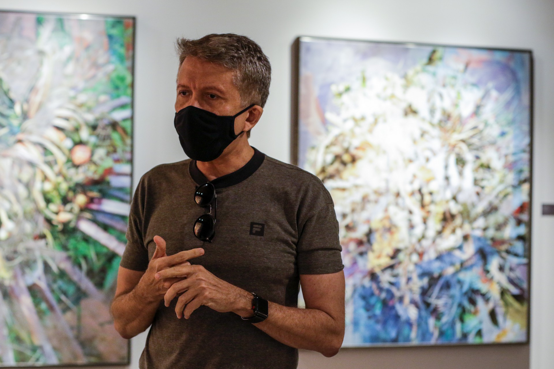 Sérgio Helle na exposição 'Águas de Março' no Espaço Cultural Unifor (Foto: Thais Mesquita)