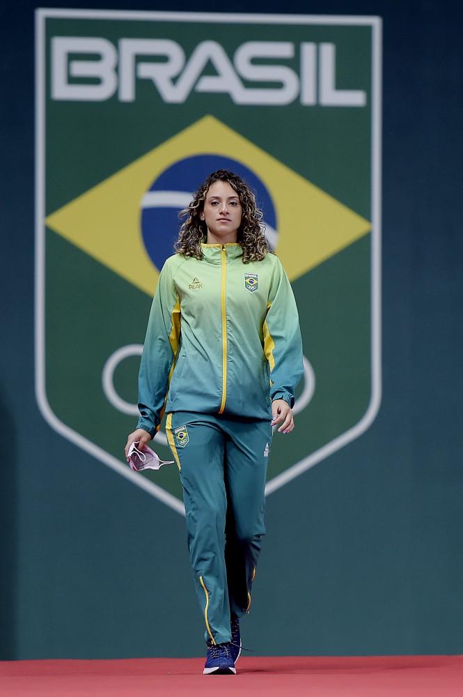 Milena Titoneli, do taekwondo, em desfilo dos uniformes do Time Brasil para os Jogos Olímpicos de Tóquio(Foto: Alexandre Loureiro/COB)