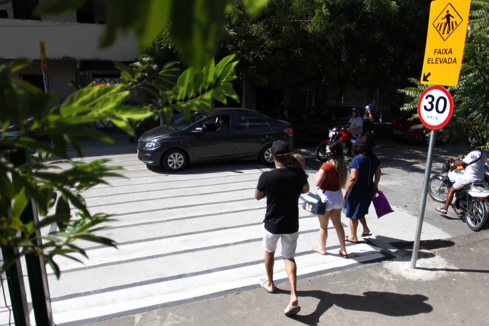 Carros, motos e pedestres dividem o mesmo espaço em rua do bairro Itaperi (Foto: FABIO LIMA)