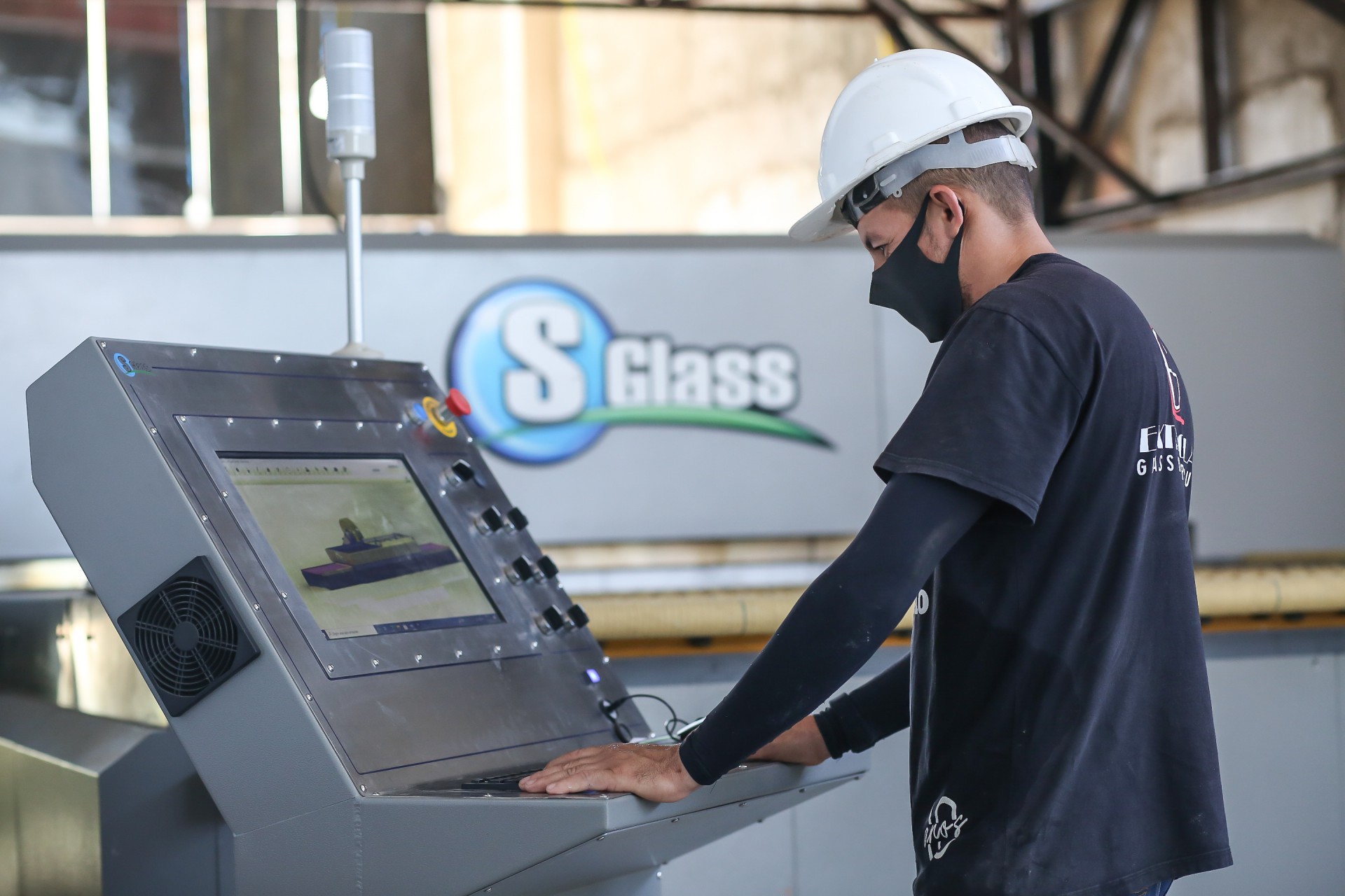 Extraglass fez investimento de R$ 1 milh&atilde;o em uma m&aacute;quina de t&ecirc;mpera de vidro horizontal de &uacute;ltima gera&ccedil;&atilde;o (Foto: Jo&atilde;o Filho Tavares)