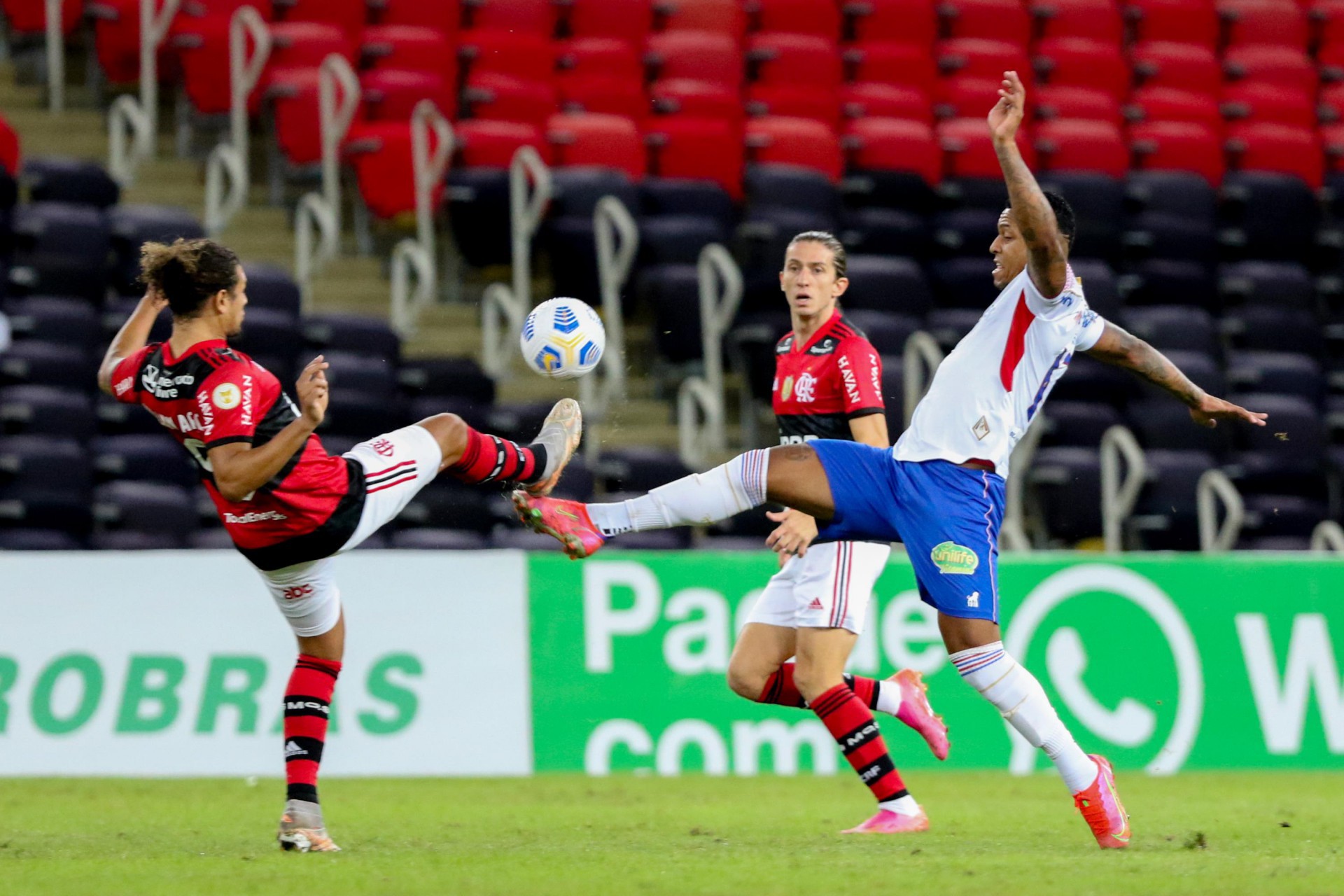 Lance durante partida entre Flamengo e Fortaleza, válida pelo Campeonato Brasileiro da Serie A (Foto: MARLON COSTA/AE)