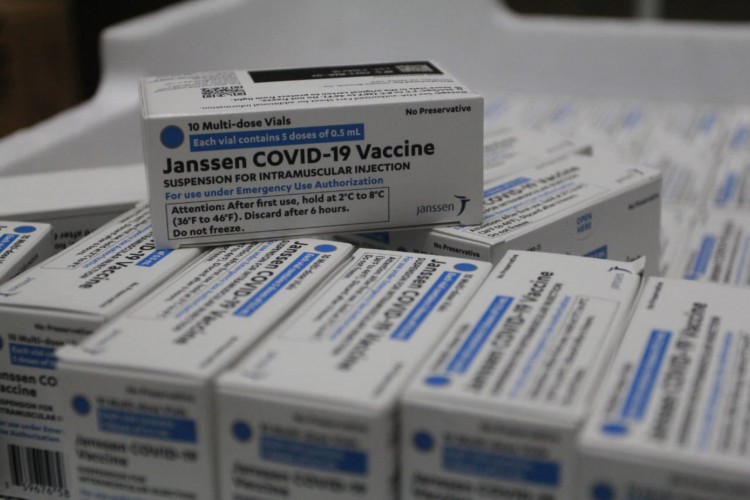 Primeiro lote da vacina da Janssen chegou ao Ceará no começo da tarde desta quinta-feira, 24, com 61.100 doses