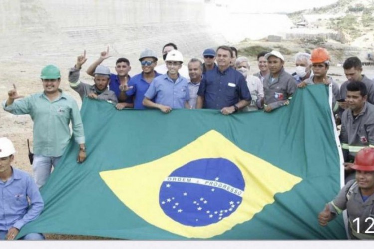 Operários na foto com Bolsonaro ergueram a mão para cima formando um 'L',  gesto associado ao ex-presidente Lula