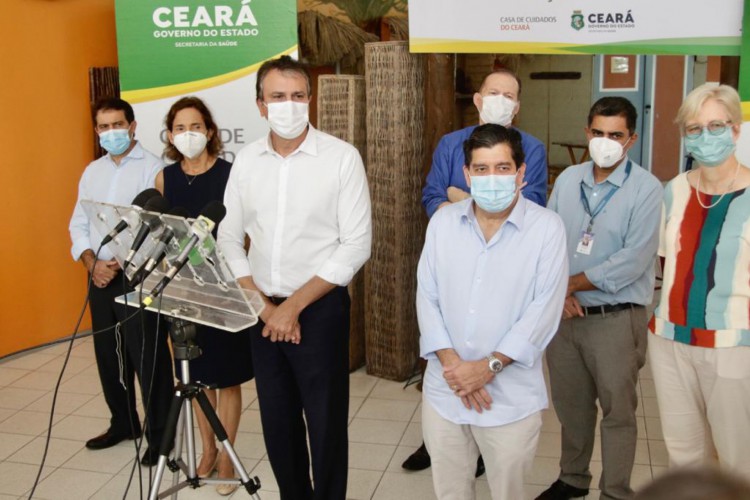 Governador Camilo Santana e equipe, incluindo o secretário da Saúde, Dr. Cabeto, em inauguração da Casa de Cuidados do Ceará, nesta quinta-feira, 24