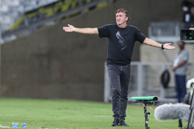 Técnico Cuca à beira do campo no jogo Atlético-MG x Remo, no Mineirão, pela Copa do Brasil
