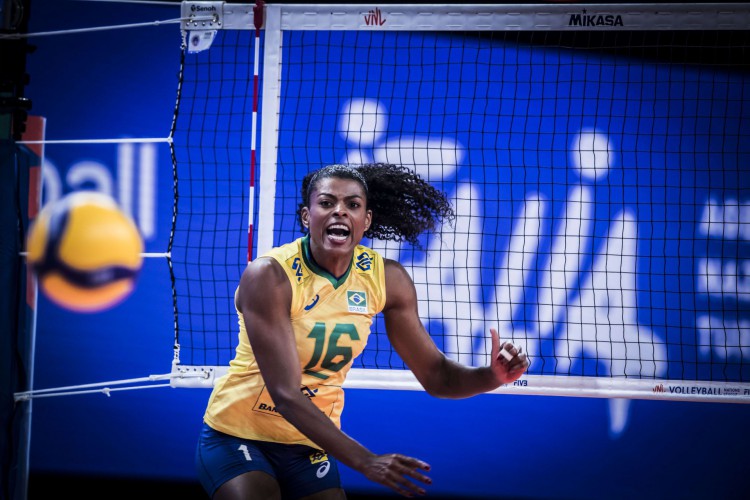 A seleção brasileira feminina de vòlei foi derrotada pelos Estados Unidos na final da Liga das Nações