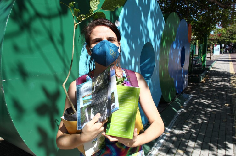 Makelli Jucá, técnica em TI, foi ao Cocó neste sábado, 26, para participar da ação de troca mudas por alimentos e rações