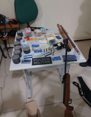 Objetos que foram apreendidos com o suspeito de violência doméstica em Senador Pompeu