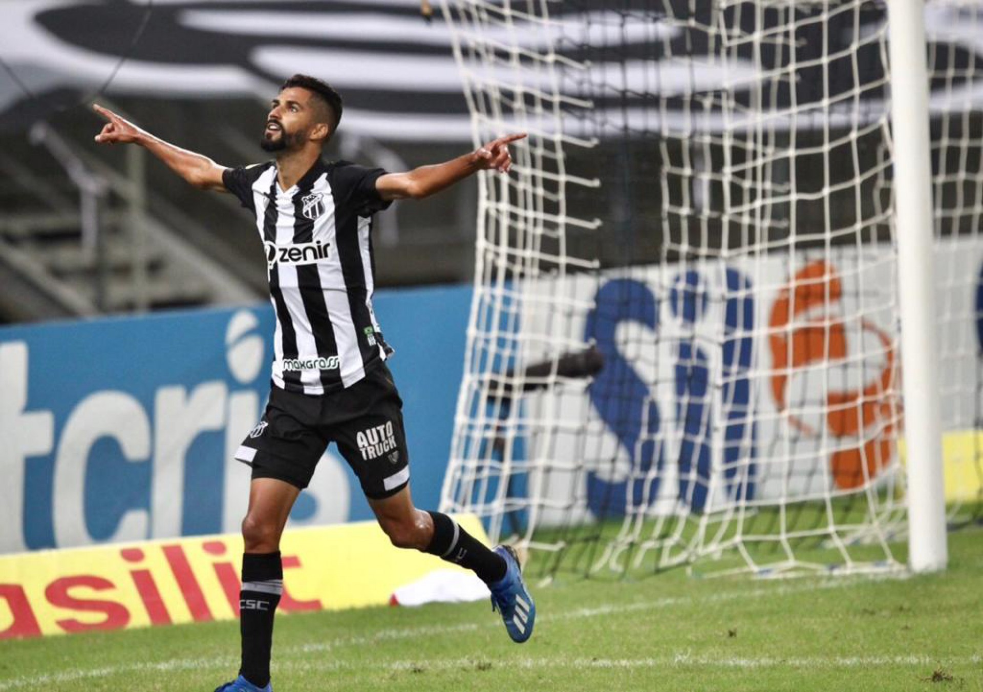 Jorginho comemora gol marcado pelo Ceará diante do São Paulo.  (Foto: Fabio Lima/O POVO)
