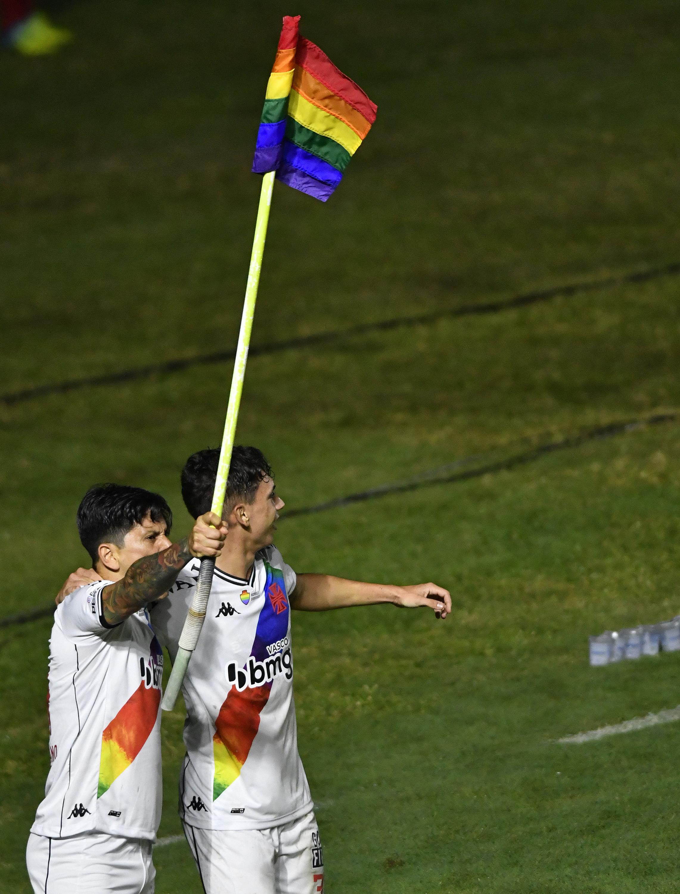 Germán Cano levanta a bandeira LGBTQIA  para comemorar o gol do Vasco contra o Brusque no domingo
 (Foto: DHAVID NORMANDO/AE)