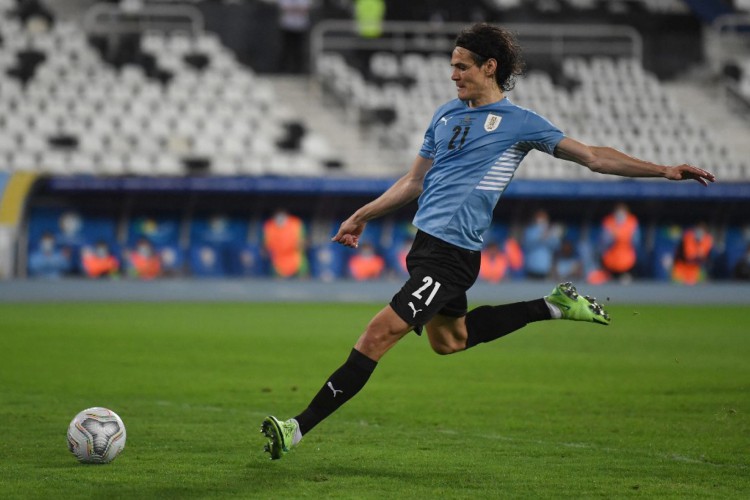 Edinson Cavani, do Uruguai, chuta para marcar um p&ecirc;nalti contra o Paraguai na Copa Am&eacute;rica